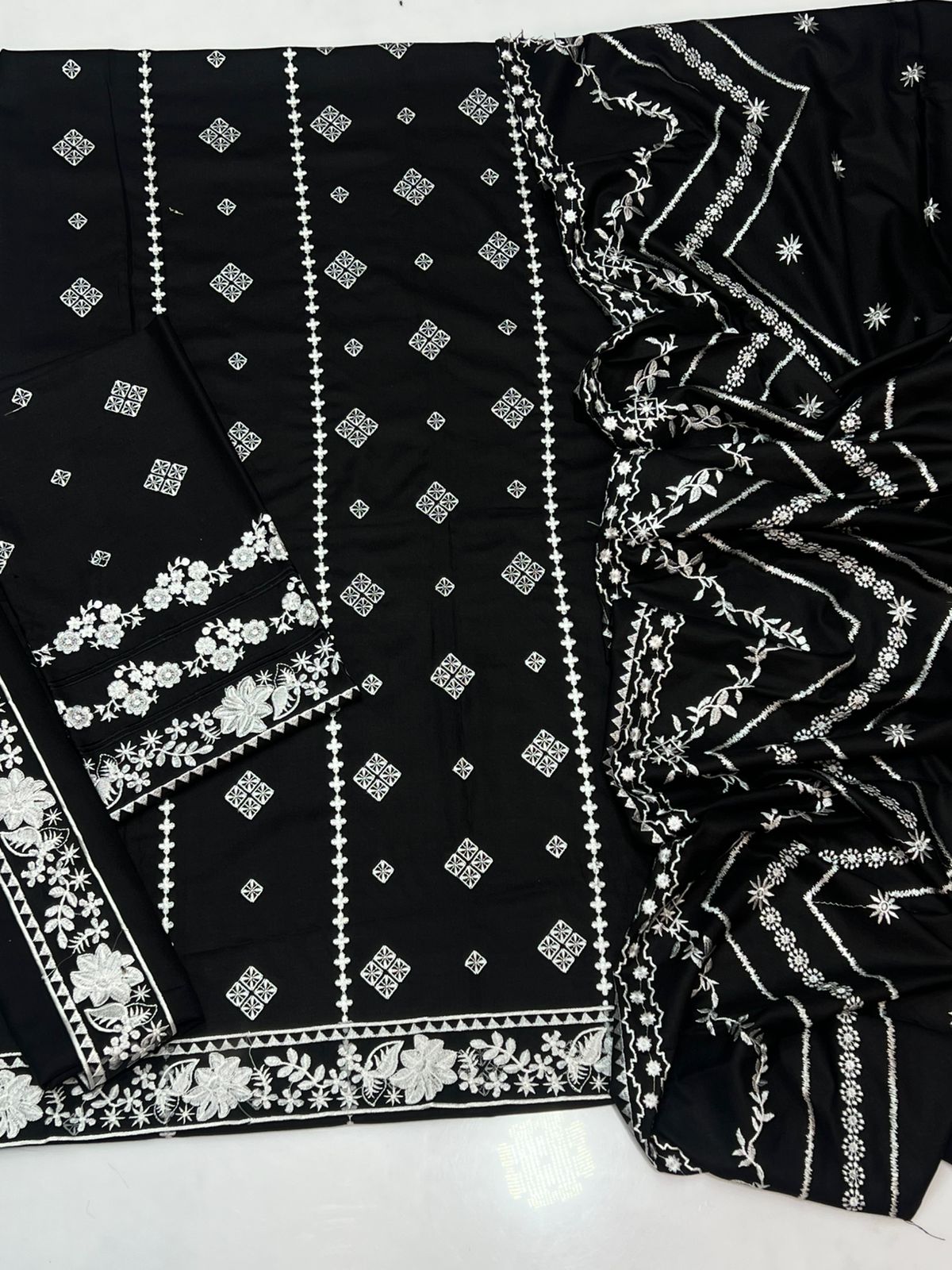 Bareeze Dhanak Embroidered 3 Piece | BZ102 - Trendy Casual Outfits - Laiba Rauf